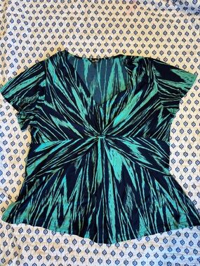 Daisy Fuentes Women’s Twisted Front Short Sleeve Top in Teal and Navy 2X